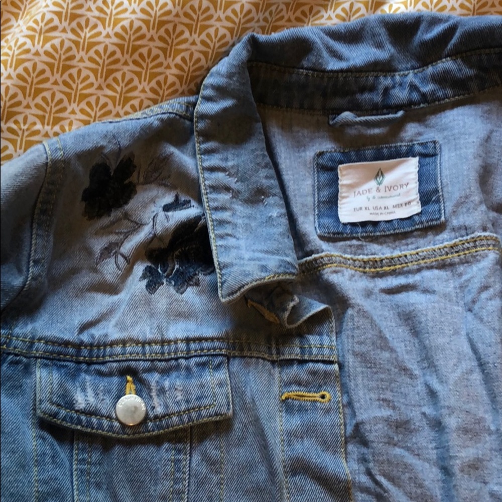 Light weight jean jacket with flower details